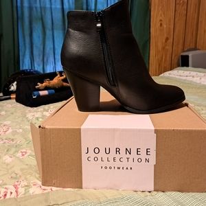 Sz. 9.5 they are perfect. I just have a bad back can't wear heels anymore. Black